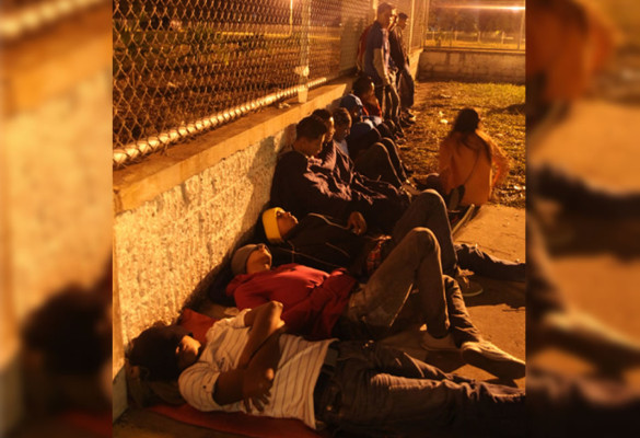 Dormir en aceras, el martirio por un empleo en Honduras
